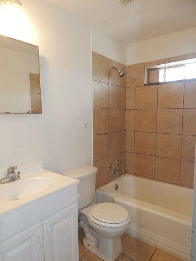 Building Photo - 638 Glazebrook St