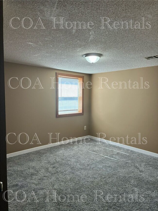 Building Photo - Spring Ave