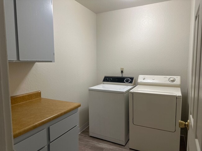 Building Photo - 1 bedroom detached home with yard