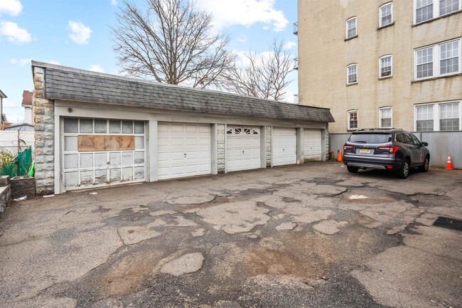 Building Photo - 740 Elm St