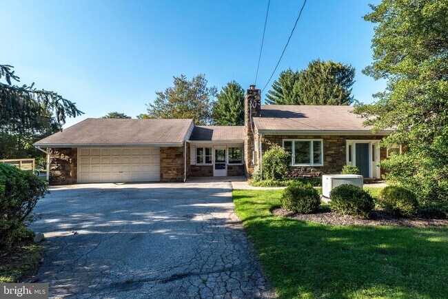 Building Photo - 932 Croton Rd