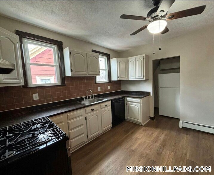 Building Photo - 225A Walnut Ave
