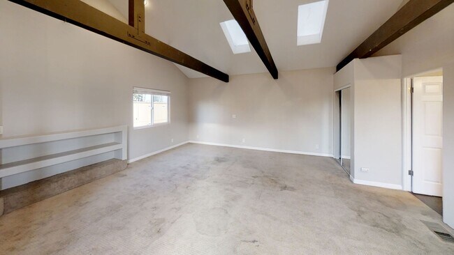 Building Photo - BIG House! Spacious bedrooms! Garage and Driveway Parking!