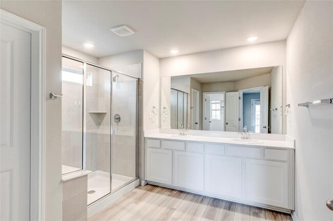 Building Photo - 218 Glass Mountains Wy