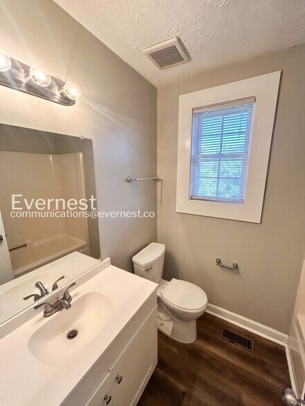 Building Photo - 811 Glade View Ct