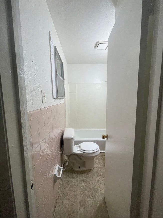 Building Photo - One bedroom, 1 bath Apartment on Airport Drive!