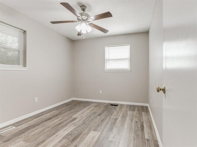 Building Photo - 339 Rosewood Dr