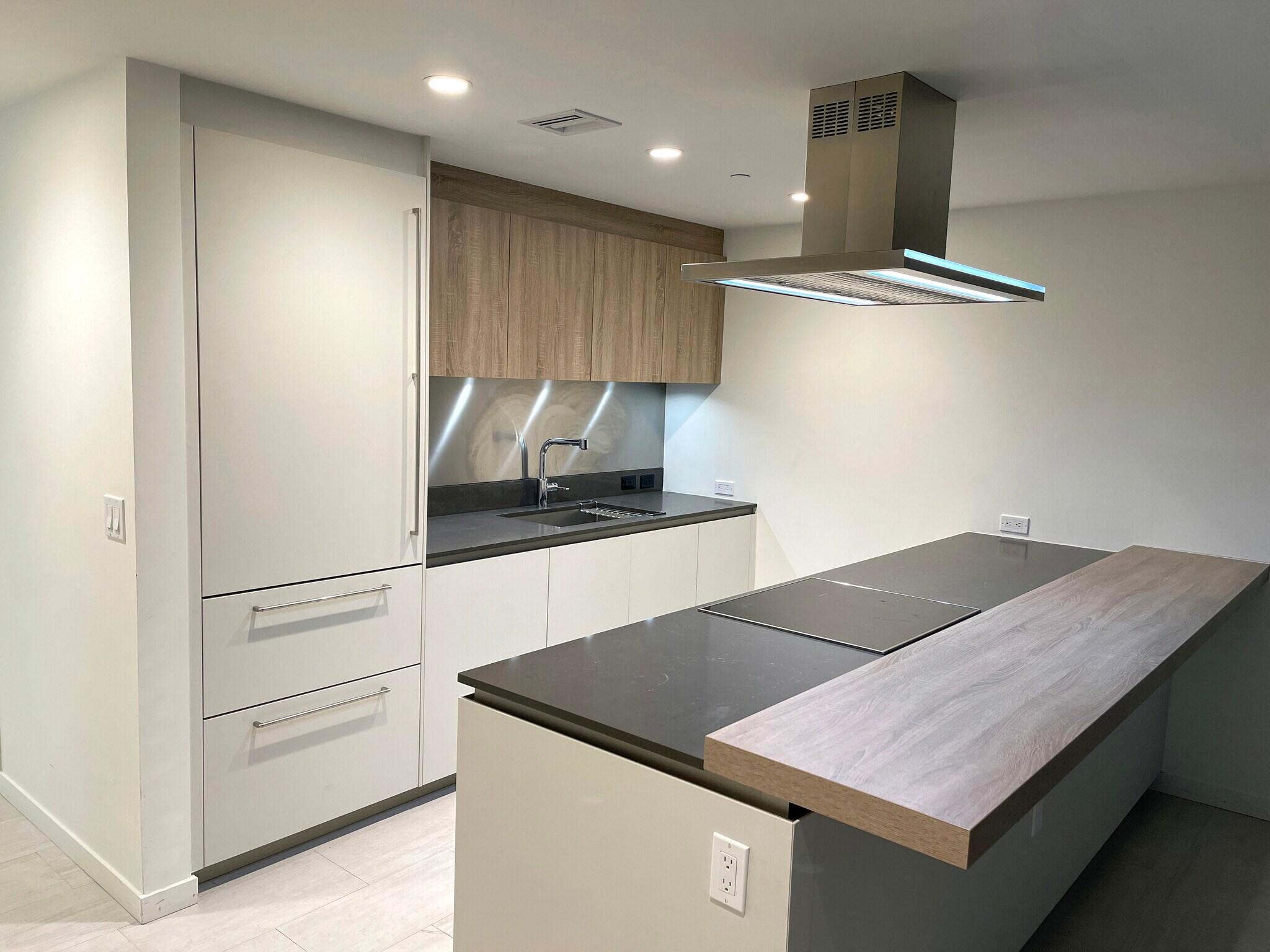 Building Photo - 1000 Brickell Plz