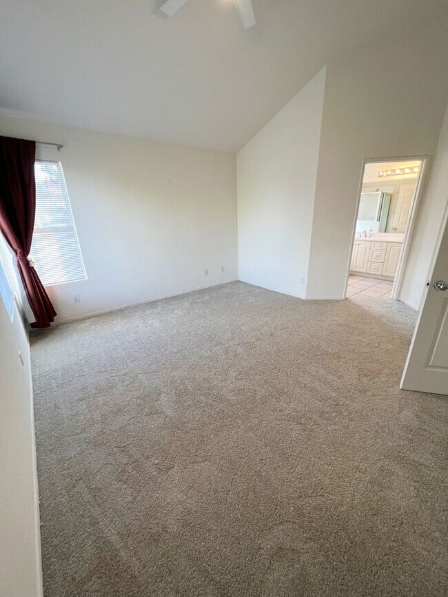 Building Photo - Large Townhome - 3 Bed/ 3 Bath with 2 car garage in Carmel Valley!