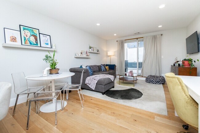 Building Photo - 545 E 3rd St