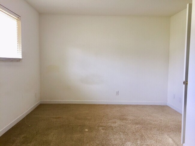 Building Photo - 2 Bedroom 2 Bath Townhome