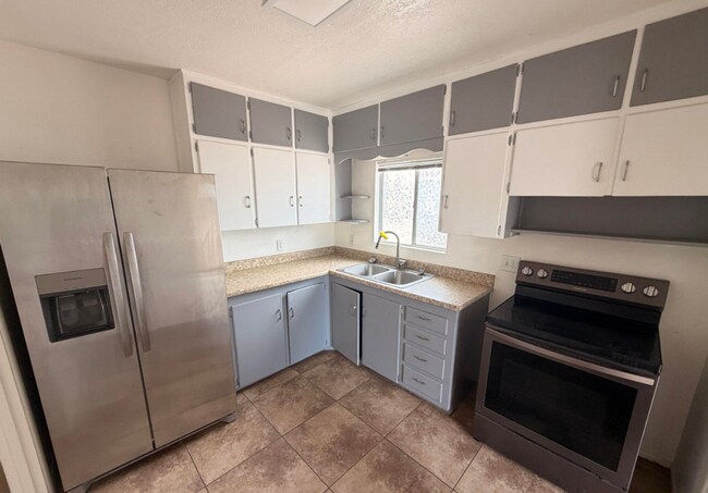 Building Photo - Quaint 3 Bed 1 Bath Home in the Heart of Florence, AZ!