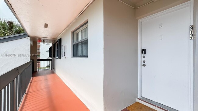 Building Photo - 8885 Fontainebleau Blvd