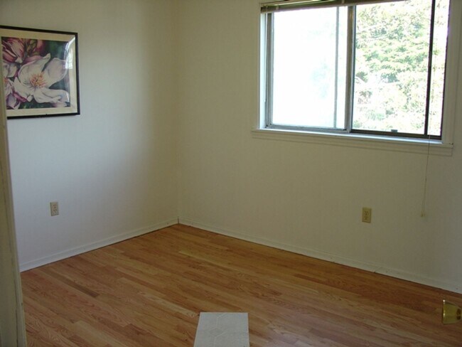 Building Photo - Greenwood Duplex