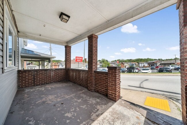 Building Photo - Stunning 3 Bedroom home in Greensburg Avai...