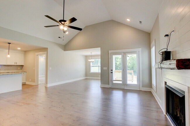 Building Photo - Fresh and Clean 3 bed/2 bath minutes from Exit 8.  Show Stopper!