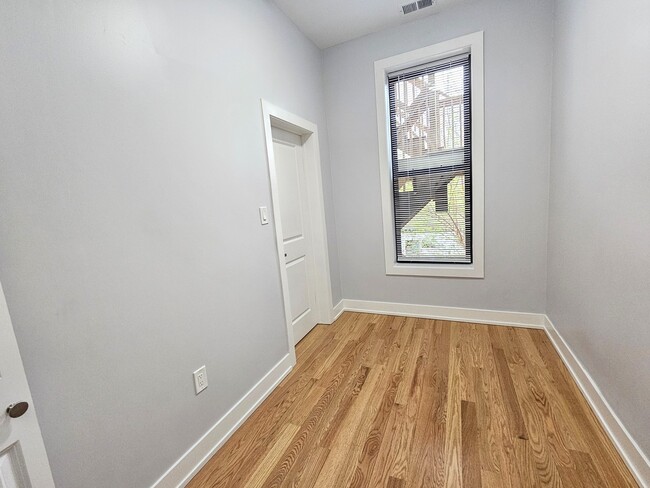 Building Photo - 1415 W Erie St