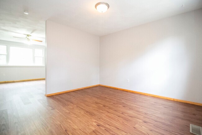 Building Photo - 437 S Haven Rd