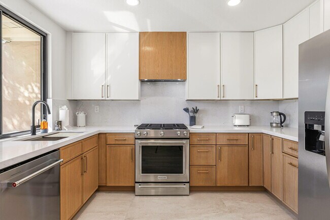 Building Photo - 179 Gran Via