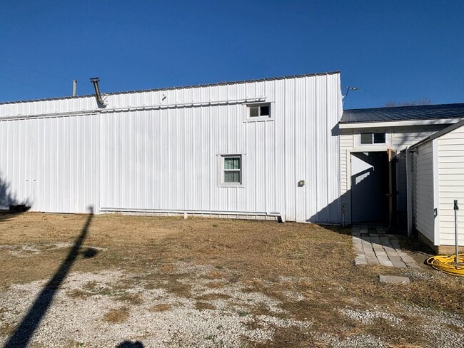 Building Photo - 2 Bed 1 Bath with Attached Garage