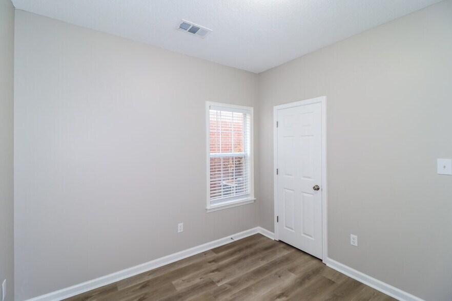 Building Photo - 8652 Eagle View Dr
