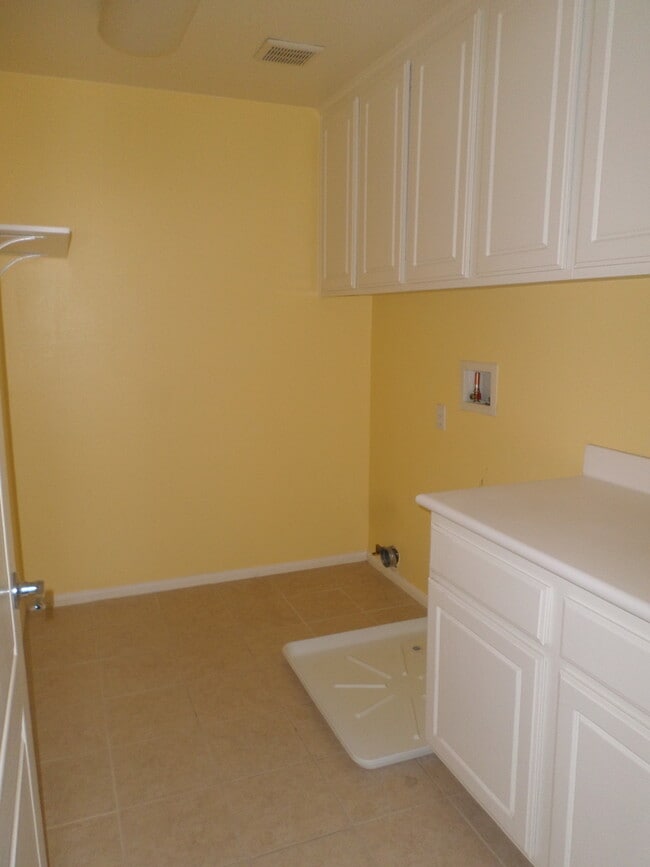 Building Photo - Gorgeous Harveston Townhome - Just across ...