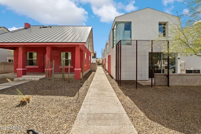 Building Photo - 1337 E Polk St