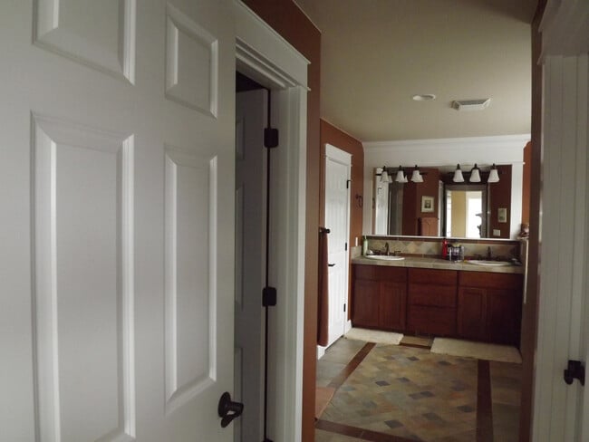Building Photo - Gorgeous 3 bedroom, 2.5 bath in "Eagle Hei...