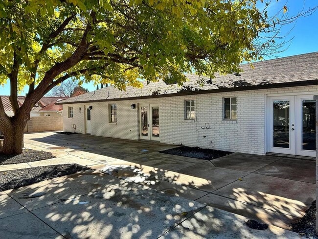 Building Photo - Gorgeous Santa Clara Home with Stunning Ki...