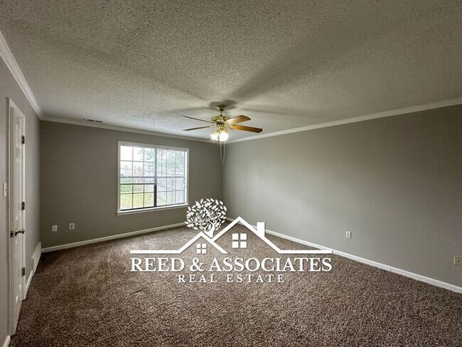 Building Photo - Charming Town Home with FRESH NEW PAINT!