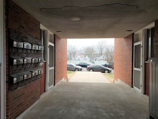 Building Photo - 2BR/1BA - East Campus - Stone's throw to Class! Water Included!