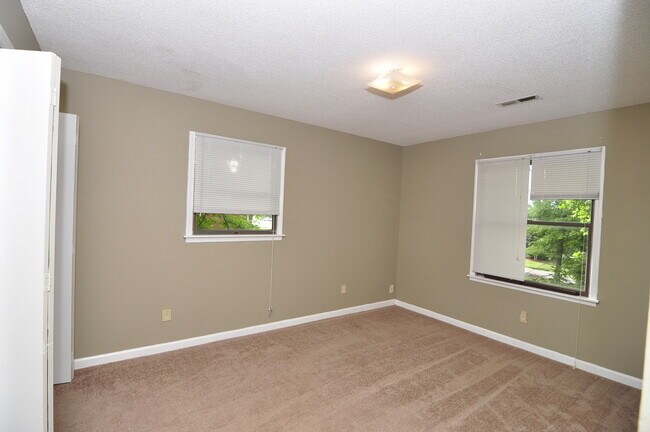 Building Photo - Blake Bottom 1332