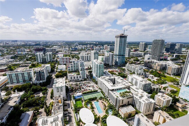 Building Photo - 700 NE 24th St