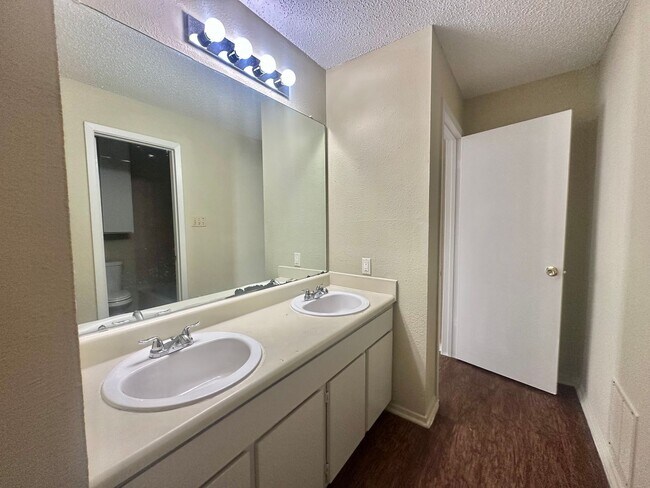 Building Photo - 1910 West Loop