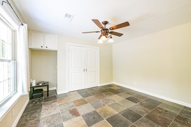 Building Photo - 201 Meadowlawn St