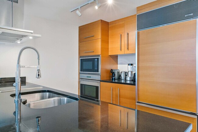 Building Photo - 485 Brickell Ave