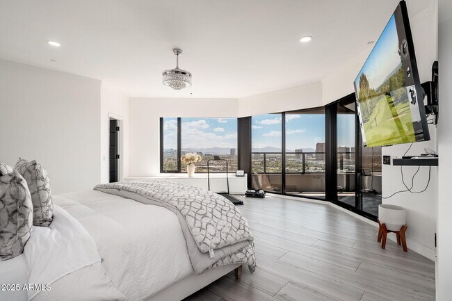 Building Photo - 1040 E Osborn Rd