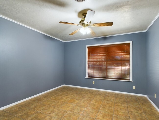 Building Photo - Charming 3-Bed Oasis with Fireplace & Hard...