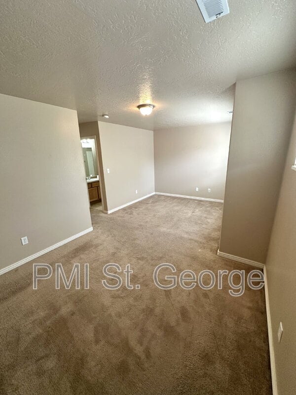 Building Photo - 3155 S Hidden Valley Dr