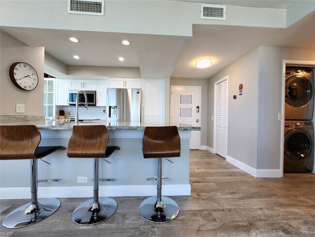 Building Photo - 3505 S Ocean Dr