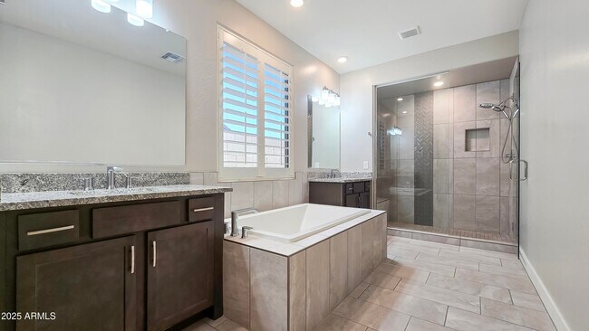 Building Photo - 18407 W Sandlewood Dr