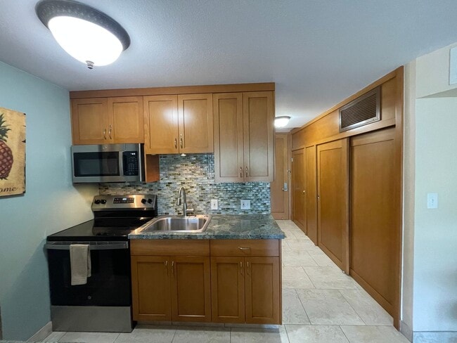 Building Photo - Lahaina Shores Furnished Studios Available Now!