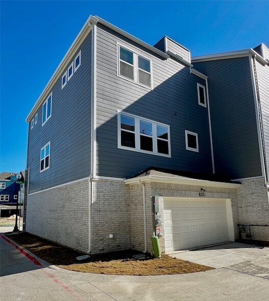 Building Photo - 833 Concan Dr