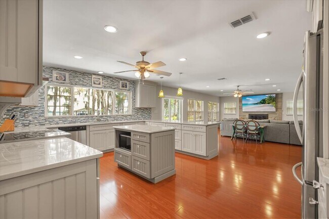 Building Photo - 9118 Edgewater Dr