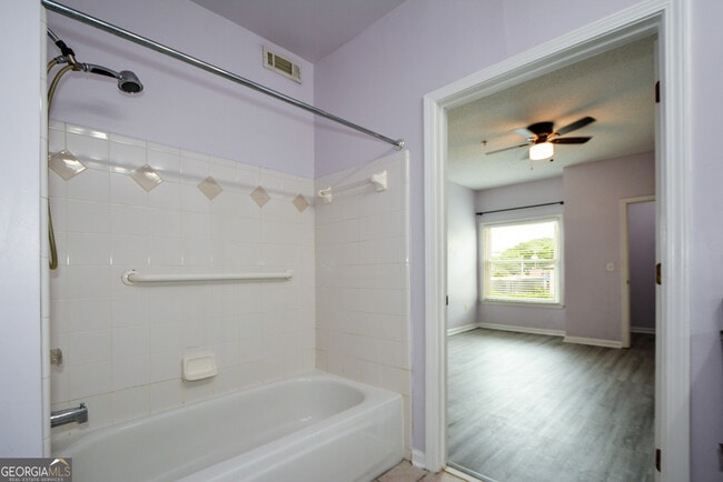 Building Photo - 955 Juniper St NE