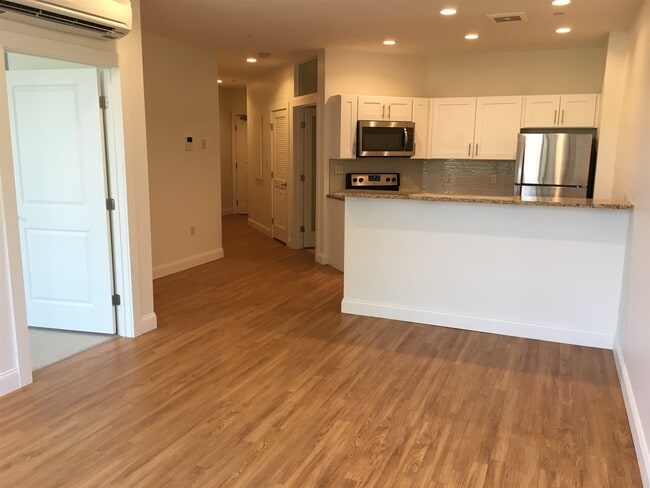 Building Photo - 875 Elm St