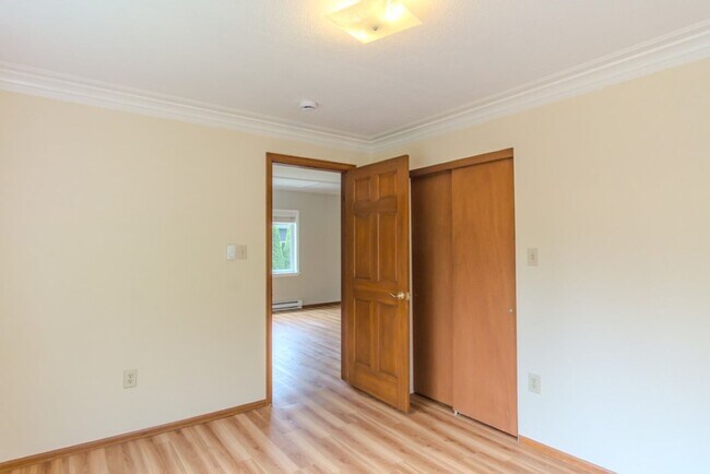 Building Photo - Spacious 1 bedroom Maple Leaf Bungalow w/AC!