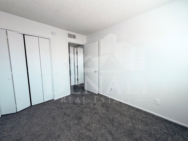 Building Photo - 4006 S 44th St