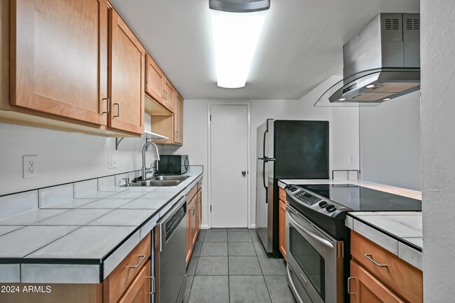 Building Photo - 729 E Cochise Dr