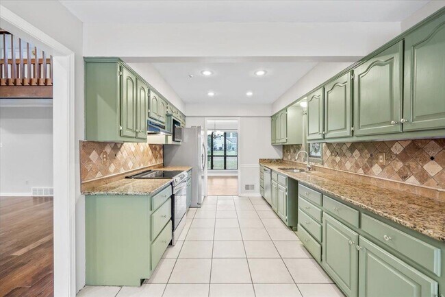 Building Photo - 7559 Cross Village Dr